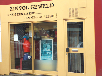 820339 Gezicht op de pui van het pand Biltstraat 19 (Sportschool-Boxing Jan Brouwer) te Utrecht.N.B. Rond 1900 was in ...